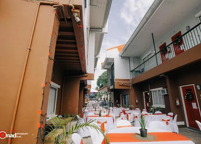 Ashley And Bill's 'n Garden And Hotel 2*